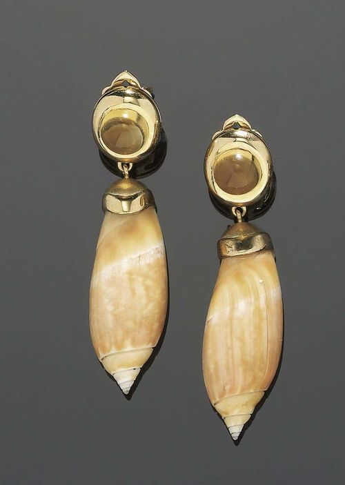 CITRINE AND NAUTILUS PENDANT EARRINGS. Yellow gold 750. Decorative clip earrings with studs made of  2 round citrine cabochons in an oval pronged setting, with 2 long oval-shaped Nautilus shells attached.