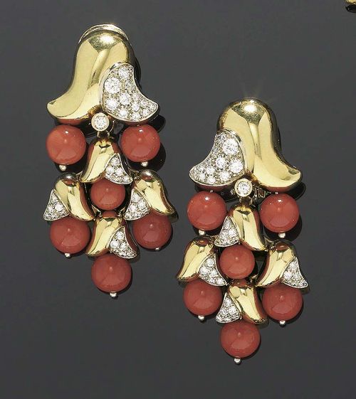 CORAL AND BRILLIANT-CUT DIAMOND CLIP EARRINGS, CHANTECLER. Yellow gold 750. Very attractive clip earrings in the shape of a floral cascade, adorned with 12 coral beads with a diameter of ca. 6.8 mm and 74 brilliant-cut diamonds totaling ca. 1.30 ct. Signed Chantecler Capri.