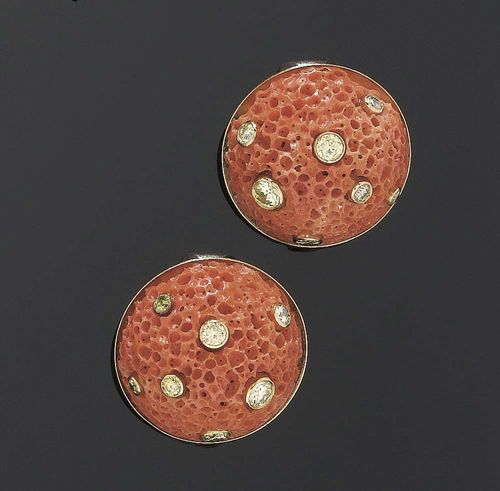 CORAL AND BRILLIANT-CUT DIAMOND CLIP EARRINGS, TRUDEL. Yellow gold 750. Decorative, button-shaped clip earrings, each consisting of a salmon-colored, foam-coral cabochon, adorned with 14 brilliant-cut diamonds of various sizes totaling ca. 1.00 ct.