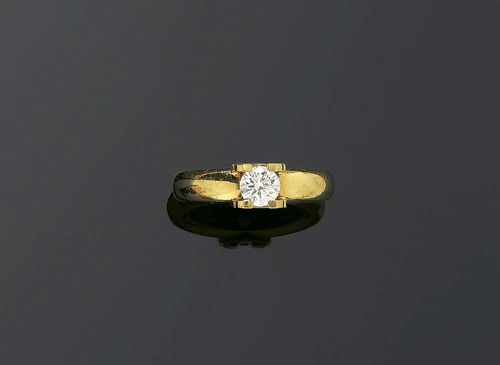 BRILLIANT-CUT DIAMOND RING, CARTIER. Yellow gold 750. Casual band ring, the top set with a brilliant-cut diamond of ca. 0.75 ct. Signed, No. 88NGO72. Size 53. With Jeweller's certificate