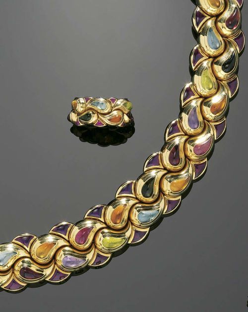 GEMSTONE AND GOLD CHOPARD SET, ca. 1990. Yellow gold 750. "Cashmere" model. Casual elegant necklace with a Cashmere motif. The drops are set with 6 amethysts, 5 blue treated topazes, 5 peridots, 6 pink and 5 green tourmalines, 10 citrines and 47 rubellites. Ref. No. 81//1569-43. L ca. 33.5 cm. Matching creole clip earrings and ring Ref. No. 82/1694-43. Case and 2 extra links included for the necklace.