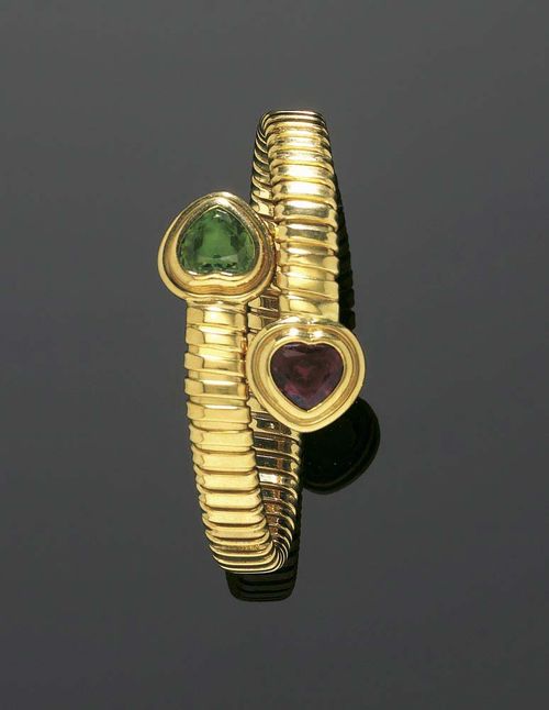 TOURMALINE AND GOLD BRACELET. Yellow gold 750. Decorative "Tubogas" model, the ends are decorated with 1 red and 1 green tourmaline heart respectively, totaling ca. 6.80 ct.
