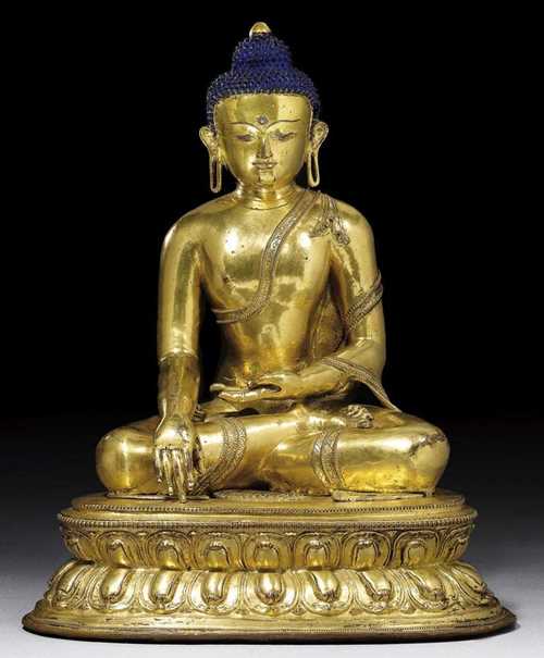 LARGE FIGURE OF BUDDHA SHAKYAMUNI. High quality gilt bronze. The hair painted blue, the lips and eyes with remains of cold painting.  A well proportioned and high quality piece. Tibet, 15th century. . H 37 cm. Acquired by the current owner in May 1977 at Galerie Koller