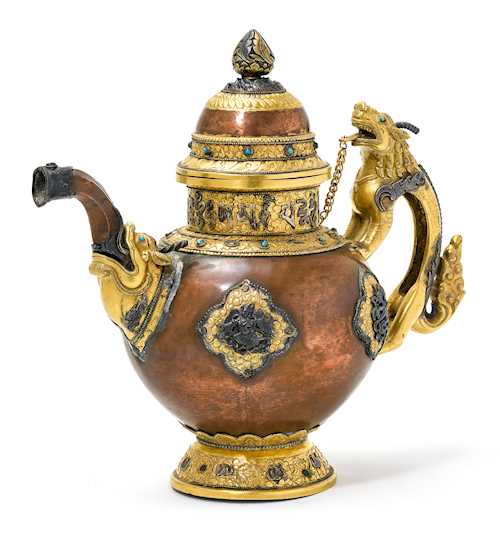 精美的鎏金壺柄銅茶壺。