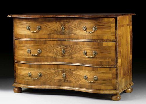 CHEST OF DRAWERS, Baroque, German, 18th century Walnut and burlwood in veneer and inlaid with fillets and reserves, 3 drawers and bronze mounts and drop handles. 128x60x88 cm.