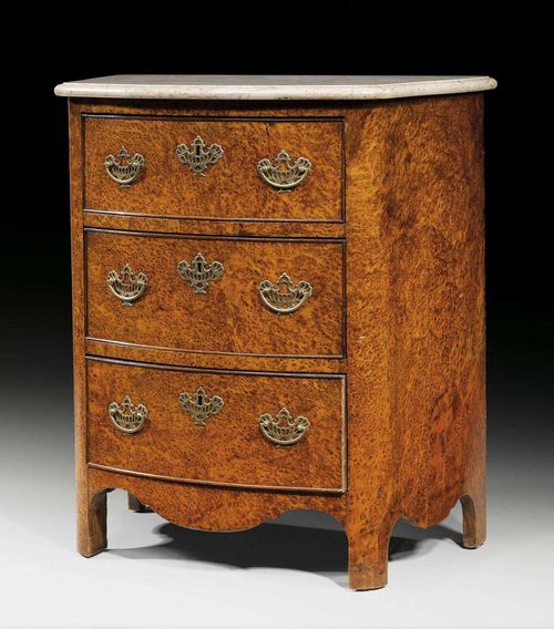 SMALL CHEST OF DRAWERS, George III, North German, 18th century Burlwood veneeer. The shaped front with 3 drawers. With brass mounts and drop handles and shaped grey/beige marble top. 67x40x80 cm.