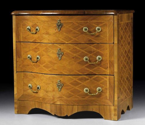SMALL CHEST OF DRAWERS, Louis XV, Bern, 18th century Walnut, burlwood and cherry in veneer and finely inlaid with lozenges and fillets. The centrally shaped front with 3 sans traverse drawers. With bronze mounts and drop handles. Somewhat faded. 84x56x79 cm.