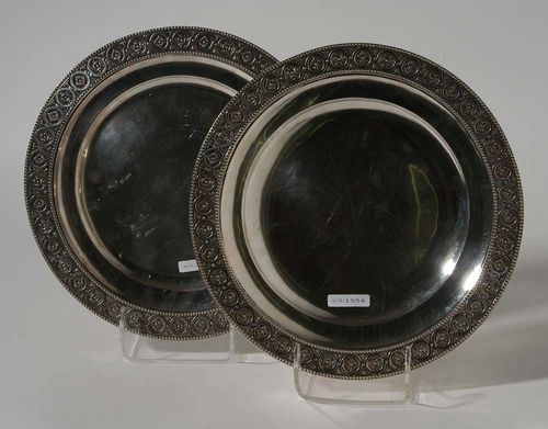 PAIR OF PLATES. London 1904. Maker's mark TWD. Dobson. With ornamental band. D 28 cm, Total weight1500 g.
