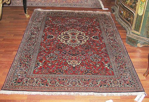 BIDJAR old. Red ground with dark central medallion, finely decorated with stylised flowers. Good condition. 225x145 cm.