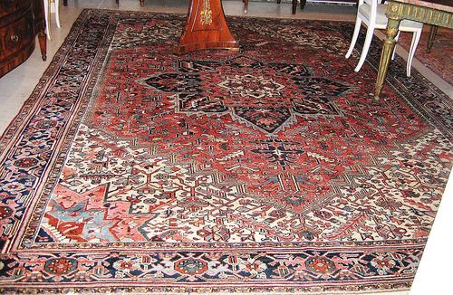 HERIZ old. With large central medallion in red and blue on white ground, with typical patterning. With dark blue border. Good condition. 400x300 cm.