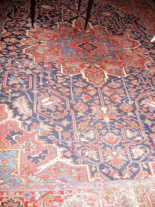 HERIZ SERAPI antique. Dark central field with blue, red central medallion. With typical patterning of stylised plant motifs. Red border. Slight wear, otherwise good condition. 250x358 cm.