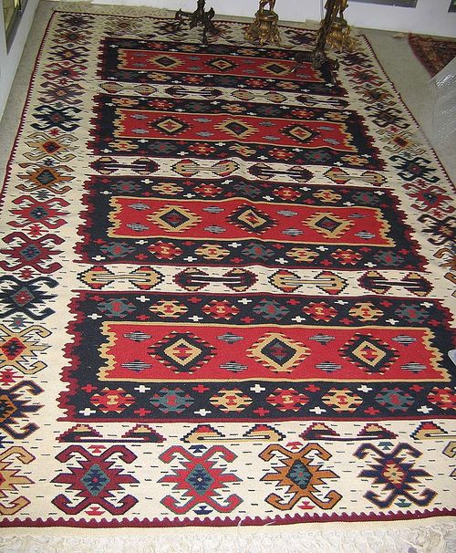 KELIM. The central field divided into four with blue and red serrated rectangles. White border. Good condition. 260x155 cm.