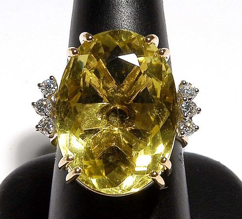 PRASIOLITE AND BRILLIANT-CUT DIAMOND RING. Yellow gold 750. Decorative ring, set with 1 oval prasiolite of ca. 17.00 ct, flanked by 6 brilliant-cut diamonds totalling ca. 0.30 ct. Size 59.