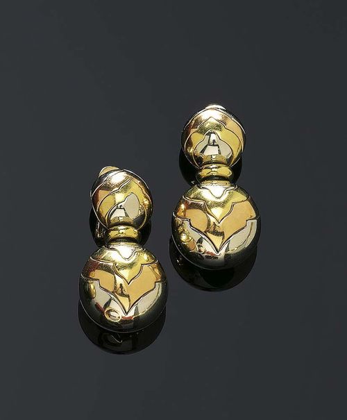 GOLD CLIP EARRINGS, BULGARI, ca 2000. Yellow and red gold 750 and steel. Sportive, 3-colour clip earrings, each consisting of 2 different sized ball motifs, on a movable mount, signed Bulgari. With a leather case.