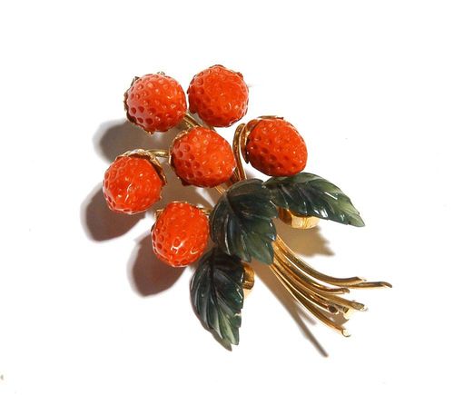 CORAL AND NEPHRITE BROOCH, ca 1950. Yellow gold 585. Fancy naturalistic brooch in the shape of a strawberry bouquet with 6 engraved coral strawberries and 3 engraved nephrite leaves.