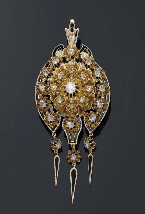 DIAMOND AND ENAMEL PENDANT/BROOCH, ca 1880. Yellow gold. Attractive pendant with black enamelled borders, completely set with 1 old-mine-cut diamond of ca. 0.30 ct and 20 diamond roses in rosetta-shaped chaton settings. The end consists of 3 pendants below one another, on a movable mount, consisting of a diamond rose and a black enamel droplet motif. Removable, leaf-shaped, partially black enamelled eyelet, enamel damaged. Can also be worn as a brooch.