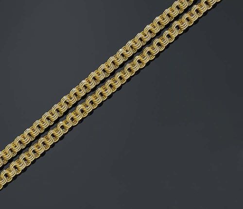 GOLD WATCH CHAIN, Vienna ca 1900. Yellow gold 585, 34g. Attractive long watch chain out of decorative triple anchor links. L ca. 167 cm.