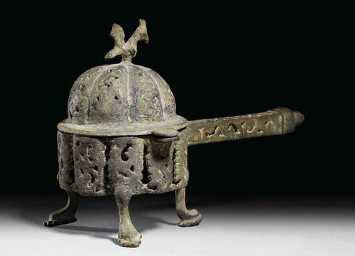 INCENSE BURNER, Iran, ca. 12. century Bronze. Double sided vessel with pierced foliate work, hinged lid and applied bird. Brown-green patina. Feet repaired and heavily restored. 18x26 cm.