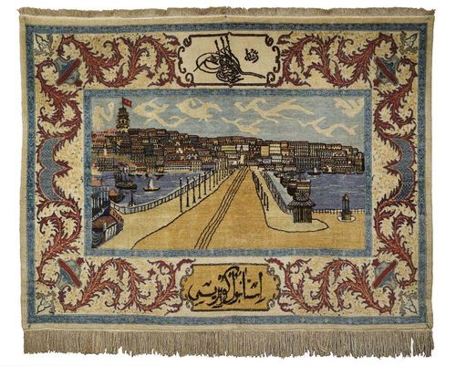 TABRIZ pictorial carpet, old. Attractive collectors' piece in harmonious colours depicting "Constantinople", Istanbul, with light border and red, blue tendrils. Signed Kawir Posti. Good condition. 150x180 cm.