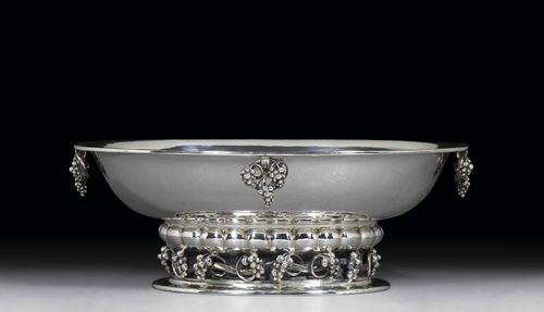 SILVER FRUITBOWL, Georg Jensen, Copenhagen 1933-1944. With four pendants in the form of grapes, the base inscribed with maker's mark Georg Jensen, 296A, D. 37 cm., 1900 g.