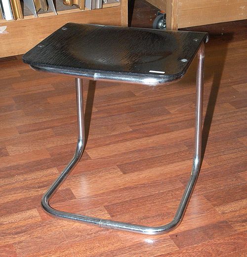 STOOL, Mart Stam, ca. 1930. Chrome-plated metal rods with black seat. Executed by Mauser, H. 45 cm.