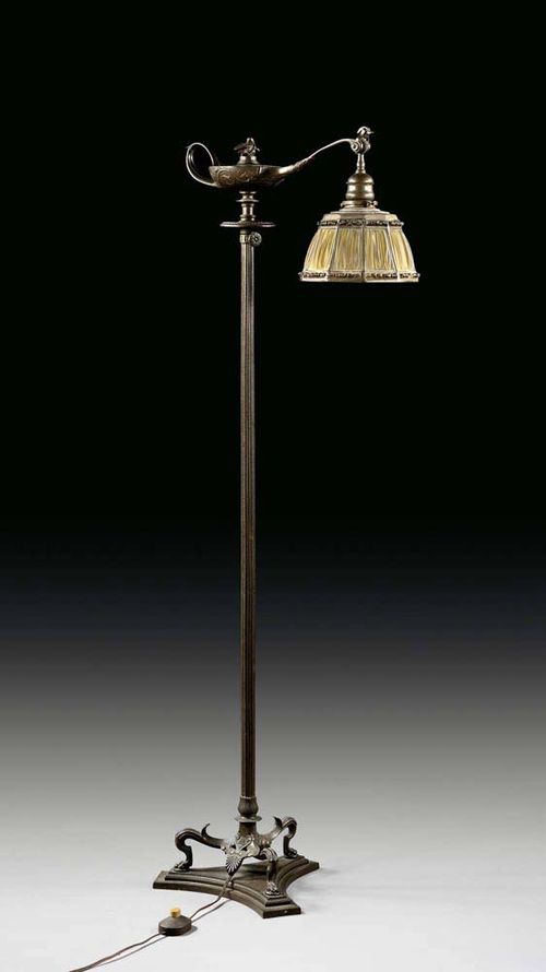 STANDARD LAMP Louis Comfort Tiffany (1848-1933), ca. 1900. The foot in bronze with brown patina. The shade in yellow ribbed favrile glass. The foot signed: Tiffany Studios New York, the shade: Tiffany Studios N.Y. 1938, H. 135 cm.