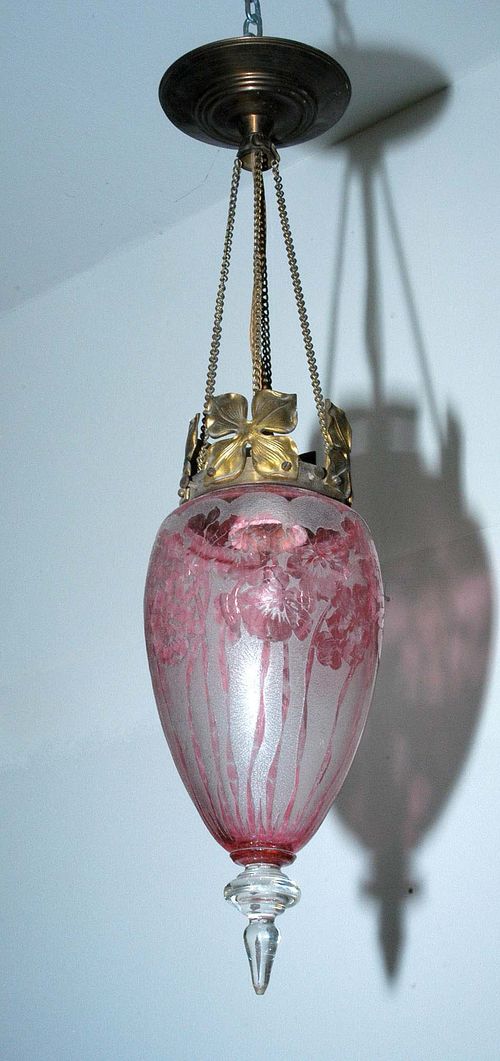 SMALL CHANDELIER, ca. 1900. In colourless glass with pink overlay and etched with violets. The brass mount also decorated with violets. H. 60 cm.