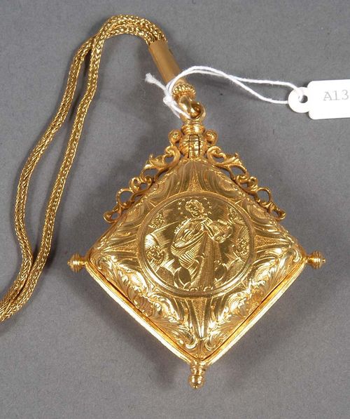 GOLD RELIQUARY PENDANT, Spain . Capsule engraved with Baroque foliate work and depictions of saints, screw fastener on underside. D 4 cm. 75 g.