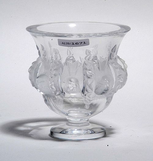 VASE, Lalique, end of the 20th century. Colourless glass with frieze of birds and leaves. Signed Lalique France, H. 12.5 cm.