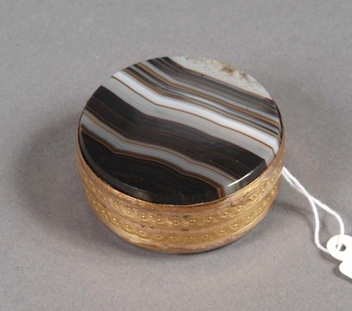SMALL AGATE BOX, Germany, 19th century Cream-white and translucent agate with gilt metal. D 4.5 cm.