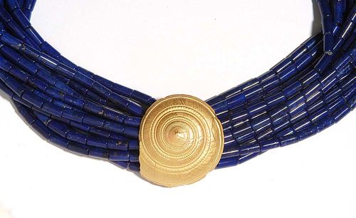 LAPIS-LAZULI NECKLACE. Yellow gold 750. Casual-elegant, 13-row necklace of lapis-lazuli cylinders of fine quality. Decorative, removable gold fastener in the shape of a snail. L ca. 53.