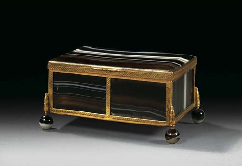 AGATE COFFER, Germany, 19th century Sardonyx agate, with brown and white bands. Gilt metal mount. 9 x 5.5 x 5 cm. Ball feet with minor wear and small repairs.