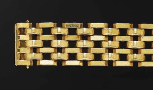 GOLD BRACELET, ca. 1940. Yellow gold 585. 67 g. Casual-elegant, broad bracelet consisting of wide fantasy chain links. L 19 cm. W ca. 2.7 cm.