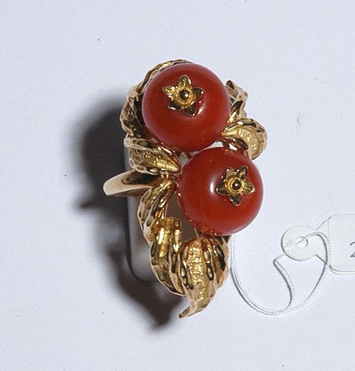 GOLD AND CARNELIAN RING, E. MEISTER. Yellow gold 750. Attractive, solid 'Croisé' model, the top is made up of 2 carnelian beads of ca. 12.5 mm Ø between structured gold leaves. Size 60. Matches the previous lot.
