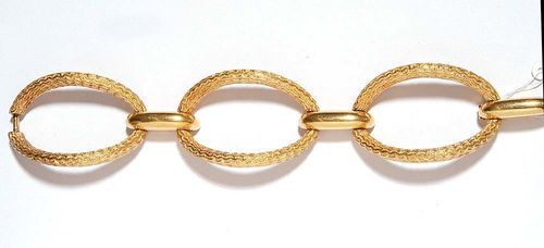 GOLD BRACELET. Yellow gold 750. 95 g. Fantasy bracelet of 3 large, finely structured oval links with polished intermediate eyelets. L ca. 20 cm, W ca. 3.3 cm.