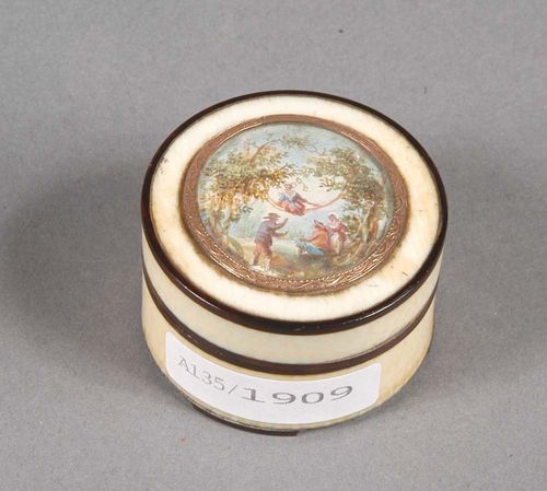 SMALL IVORY BOX WITH PORTRAIT MINIATURE, England, second half  18th century. Gouache on ivory  figural scene, set in gold, the box lined with tortoiseshell. D 4.3 cm.