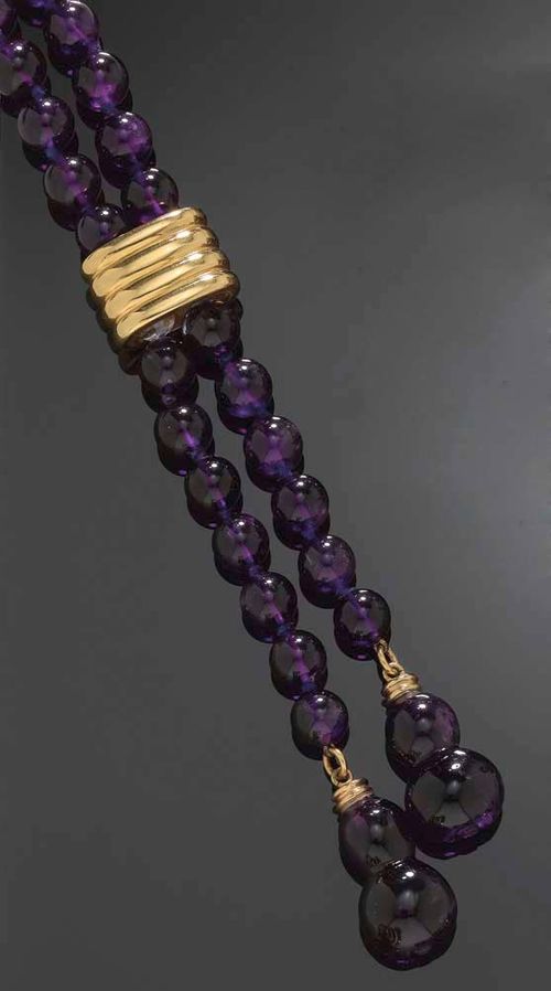 AMETHYST AND GOLD SAUTOIR. Yellow gold 750. Composed of numerous amethyst beads measuring ca. 9.5 - 10 mm Ø and of 4 rock crystal beads. L ca. 101 cm.