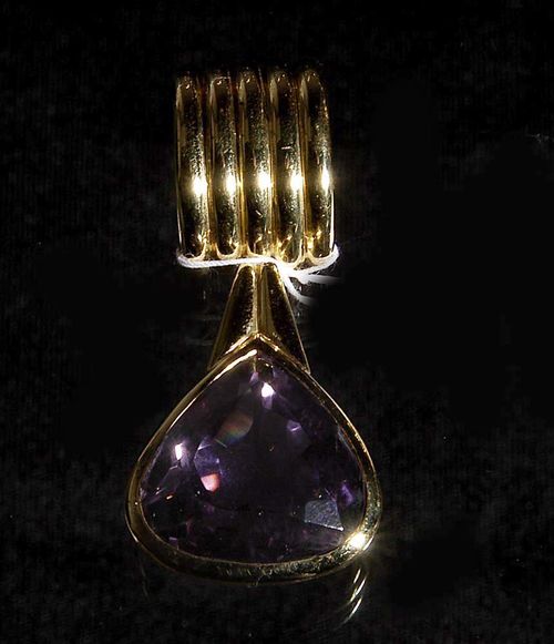 AMETHYST PENDANT. Yellow gold 750. Set with 1 drop-shaped amethyst of ca. 18.00 ct. En suite to previous lot.