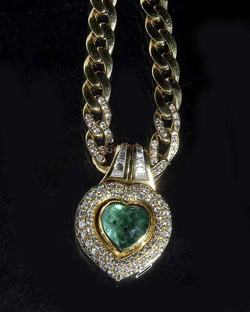 EMERALD AND DIAMOND NECKLACE. Yellow gold 750. Heart-shaped centre piece decorated with 1 emerald cabochon of ca. 3.90 ct and set with numerous brilliant-cut diamonds, the loop decorated with diamond baguettes; total diamonds weight ca. 3.10 ct. L ca. 41 cm.