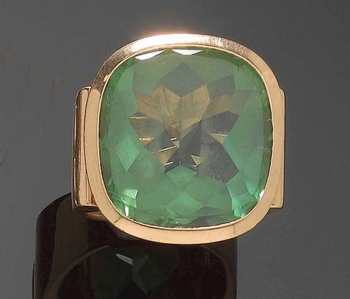TOURMALINE AND GOLD RING. Yellow gold 750. Front set with 1 green tourmaline of ca. 15.00 ct. Size ca. 59.
