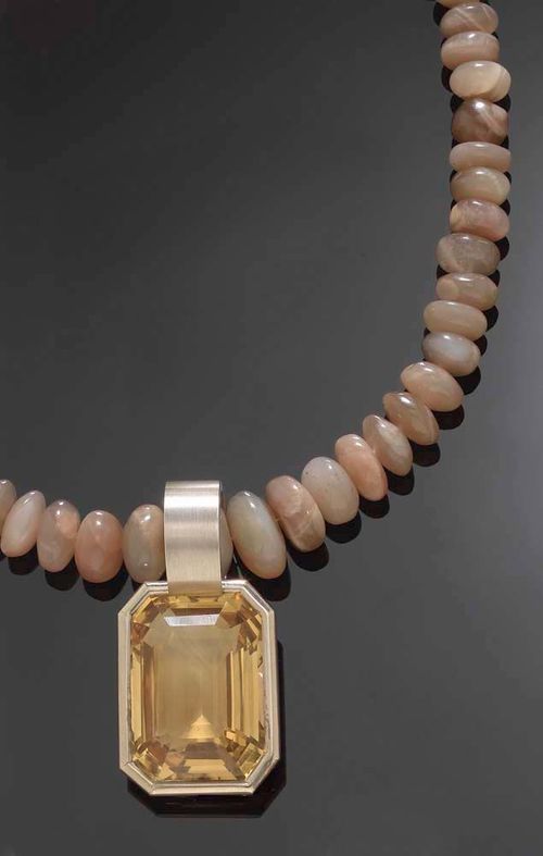 MOONSTONE AND CITRINE NECKLACE. Composed of graduating off-white moonstone roundels measuring ca. 8.8 to 15.8 mm Ø, with silver hook clasp. Front decorated with 1 octagonal citrine of ca.87 ct. L necklace ca. 42 cm.