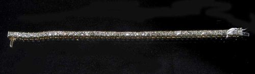 DIAMOND RIVIÈRE BRACELET. Yellow gold 585. Composed of one line of 46 princess-cut diamonds totalling ca. 10.00 ct. Minor traces of wear. L ca. 17 cm. With insurance estimate, October 2004.