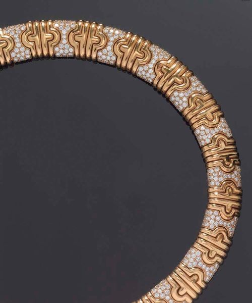 DIAMOND AND GOLD NECKLACE, BULGARI. Yellow gold 750, 161g. Parentesi model, decorated with ca. 600 brilliant-cut diamonds totalling ca. 13.00 ct. L ca. 39 cm. En suite to following lots.