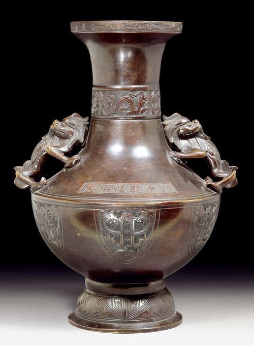 BRONZE VASE.China, Qianlong mark and possibly from that time, H 34 cm. Dark patination with grooved design in an archaic style. Hemispherical body with a high base, the shoulder is stepped, two plastic dragons are on the neck. Horizontal six-point Qianlong mark on the shoulder.