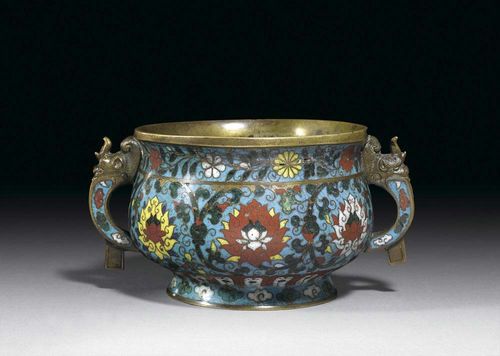 GUI TYPE TWO-HANDLED INCENSE BURNER. Turquoise background with cloisonné decoration. On the one side, classical lotus flowers framed by tendrils. On the other side, grapes with foliage. With cloud and lotus leaf border. Jingtai mark. China, 17th century, D 14 cm. Berti Aschmann Collection.