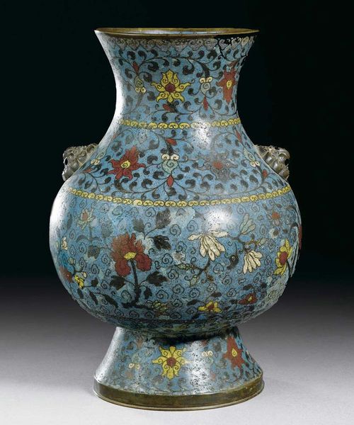 HU TYPE CLOISONNÉ VASE with two lion heads applied at the shoulders, the rings are missing. The body is horizontally decorated with separate bands of flowers on a turquoise background. China, 17th century, H 30 cm. Old restored areas, slightly damaged in 2 places.