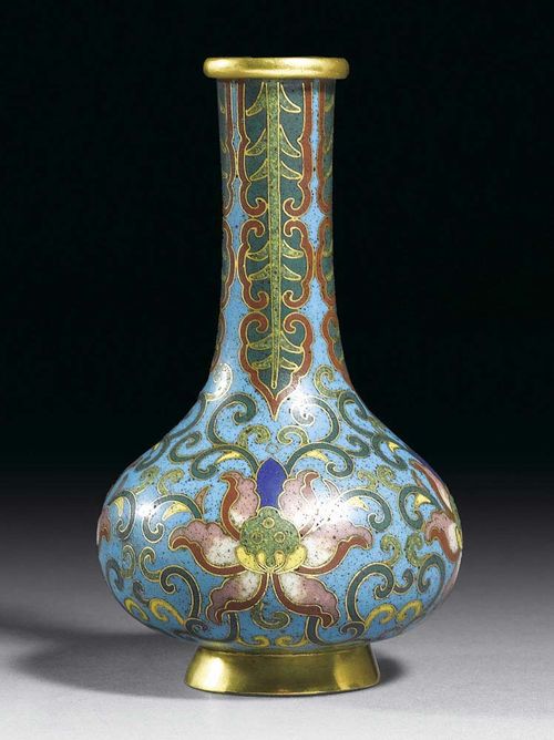 SMALL LONG-STEMMED VASE with a turquoise background of cloisonné enamel decoration consisting of four lotus petals. The neck of the vase has lancet-shaped leaves. The slightly protruding lip rim, the foot rim and the base are gilded. China, Qianlong Period, H 12.7 cm. Berti Aschmann Collection.