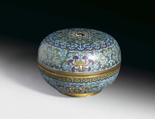 ROUNDED CONTAINER WITH LID of finely worked cloisonné enamel. The base, foot and interior are entirely gilded. Fine turquoise background decoration of lotus flowers and tendrils as well as Ruyi borders. A yin-yang symbol is in the middle of the lid. China, Qianlong Period, D 17 cm. Minor damage. Berti Aschmann Collection.
