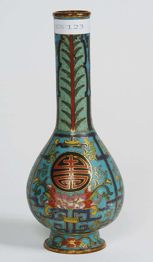 SMALL LONG-STEMMED VASES on a slightly raised base. Turquoise cloisonné decoration of three Chinese characters with lotus flowers below. Neck with lancet-like leaves. With gilding. China, 18th/19th century. H 17.2 cm. Minor damage, gold slightly rubbed off. Berti Aschmann Collection.