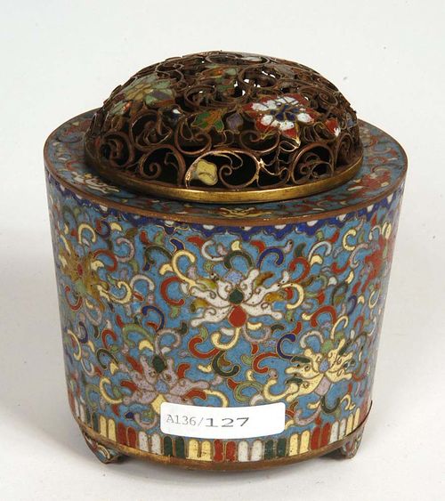 CLOISONNÉ INCENSE BURNER. Cylinder-shaped on three triangular feet. Thick lotus decoration on a grey-blue background. The curved lid is adorned with three colored petals. China, 19th century. H 11 cm. Berti Aschmann Collection.